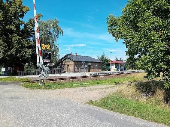 zastávka se železničním přejezdem