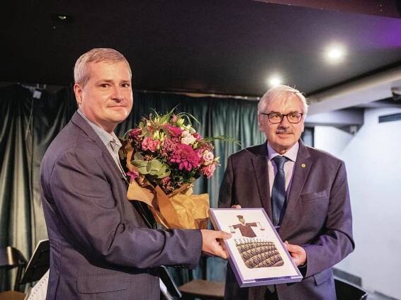 V kategorii Podniková právní kancelář porota ocenila hned dva týmy. Z rukou viceprezidenta svazu průmyslu Františka Chaloupeckého ocenění převzal člen představenstva innogy Josef Benda. (Foto: Václav Vašků)