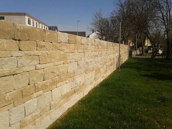 Mauer als Grundstücksbegrenzung