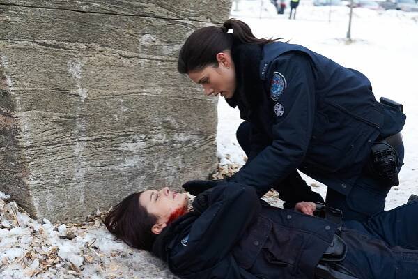 Rookie Blue - Pod palbou - Z filmu - Priscilla Faia, Missy Peregrym
