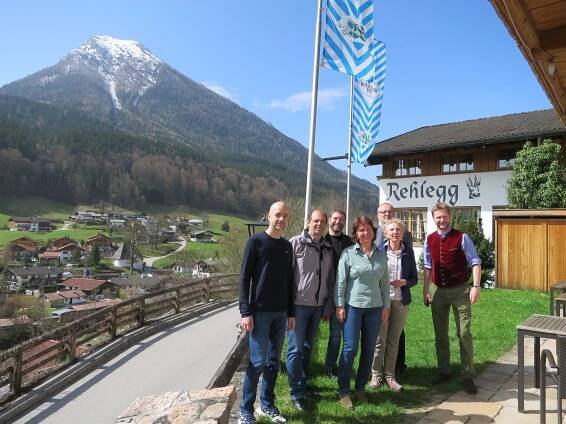 (v.l.n.r.) Geschäftsführer Franz Lichtmanegger, Bürgermeister Herbert Gschoßmann, Dr. Peter Loreth (Leiter des Biosphärenregion), MdL Gisela Sengl, stellv. Landrätin Elisabeth Hagenauer, Richard Maringer (Berghotel Rehlegg), Grünen-Kreisvorsitzender Dr. Bernhard Zimmer, Tourismusdirektor Fritz Rasp