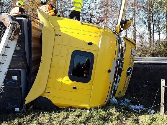Po noční nehodě mezi Šternberkem a Bruntálem zůstal ležet na boku kamion, hasiči přečerpávají naftu | POŽÁRY.cz - ohnisko