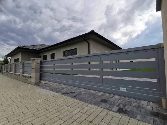 Hliníková posuvná brána značky FL BRÁNY 