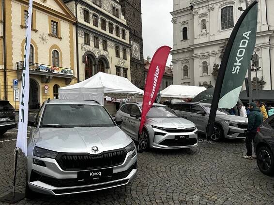 Rallye víkend v Klatovech začíná. Na náměstí se představily posádky