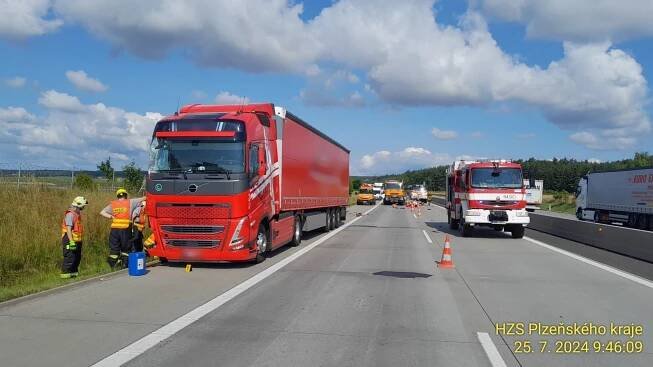 Nehoda dvou vozidel uzavřela část dálnice D5 ve směru na Prahu