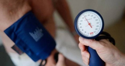 Vysoké hodnoty krevního tlaku hned po ránu: Co způsobuje přemrštěné hodnoty a jak proti nim bojovat? Lékaři nabádají k těmto opatřením
