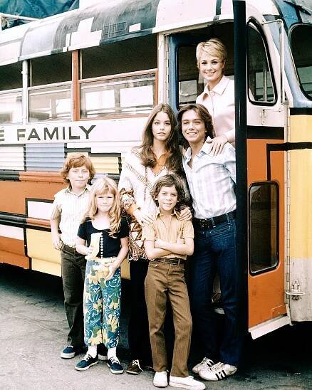 Susan Dey (center) with her TV family (Clockwise from top right: Shirley Jones, David Cassidy, Jeremy Gelbwaks, Suzanne Crough and Danny Bonaduce) in 1971