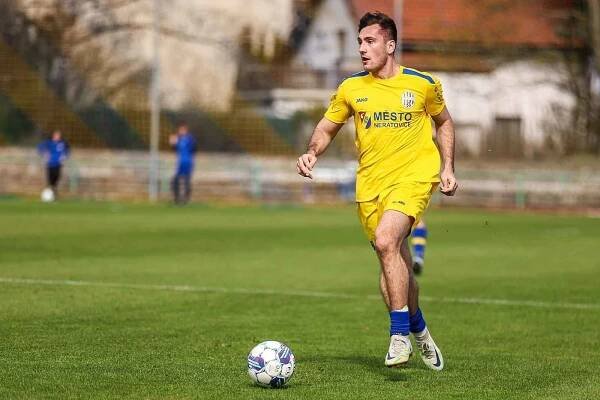 Fotbalisté FK Neratovice-Byškovice (ve žlutém) připravili Chomutovu první porážku v soutěži, doma vyhráli 2:1