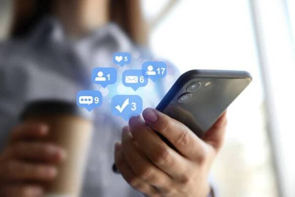 žena pomocí moderního smartphonu uvnitř, zblízka. marketing sociálních médií - mykolaiv - stock snímky, obrázky a fotky