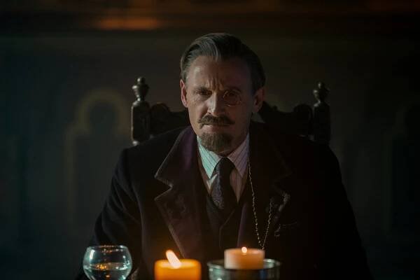 Umbrella Academy - Sedm stádií - Z filmu - Colm Feore