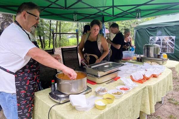 Hovězí klasika i srbský z divočáka. Orlovou se linula omamná vůně gulášů