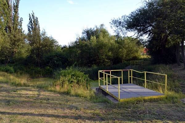 Soubor:Pavlov (okres Kladno), Nový Dvůr, rybníček.JPG