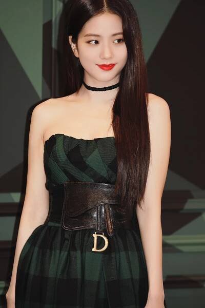 Soubor:Kim Ji-soo at the Dior Pop-Up Store Opening Event on August 19, 2019 (5).png – Wikipedie