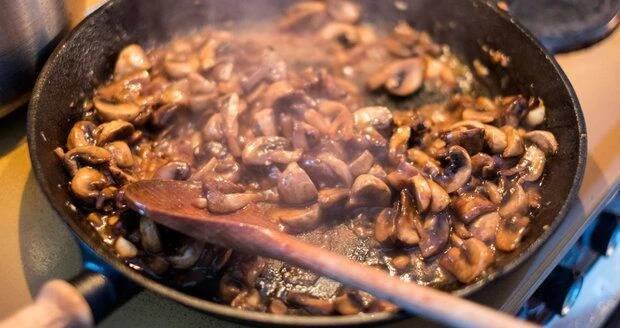 Bedly na kmíně neboli škvarky z hub: Poctivý recept se sádlem | Blesk.cz