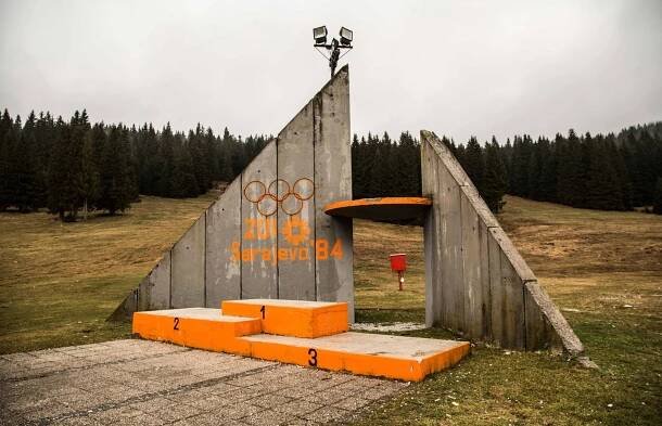 Smutné obrázky: Sarajevo 33 let po ZOH, našli ho cyklisté a graffiti