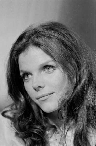Samantha Eggar On The Set Of 'La Dame De L'Auto' In Paris, France In 1969.