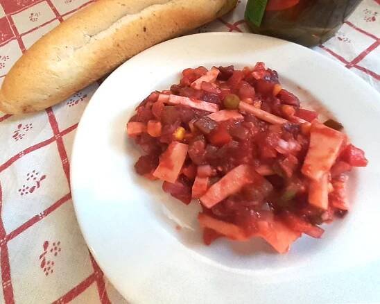 Feferónkový šalát s tvrdým syrom (recept)