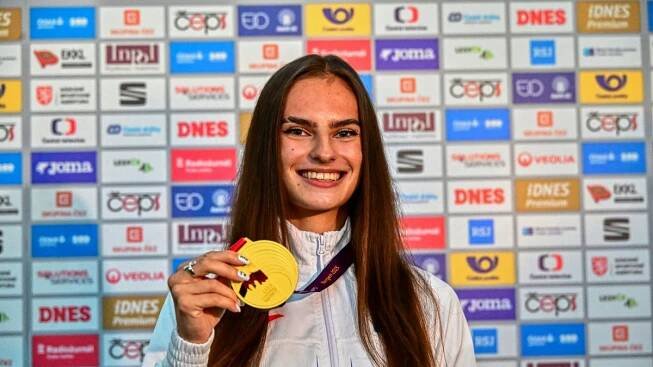 Malinká sprinterka honí Kratochvílovou. Maňasová je nejradši, když rozpláče trenéra