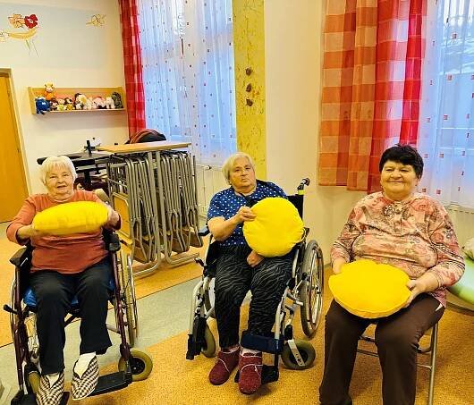 Cvičení prachatických seniorů rozzářily podsedáky v barvě slunce