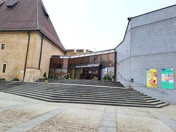 Řádící maturanti dorazili sochu Poutníka před kulturním domem, musí se opravit