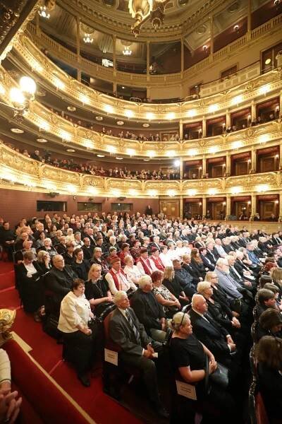 Nejsilnější okamžiky loučení s Janem Kačerem (†87): Slib Prachaře, Bartoška v lóži a nekončící potlesk
