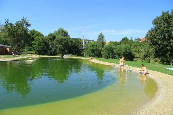 Chatka Hoštice - malá dřevěná chatka s přírodním koupalištěm na jižní Moravě | Chaty a chalupy – pronájem chat a chalup