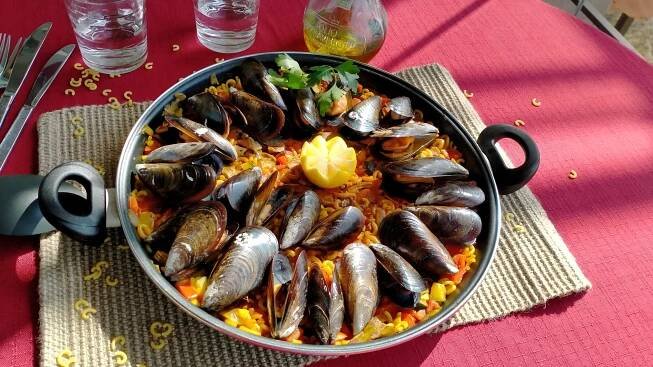 Paella z těstovin (FIDEUA) s mušlemi.