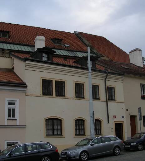Měšťanský_dům_U_Pumpy_(Hradčany),_Praha_1,_Pohořelec_13,_Hradčany.JPG