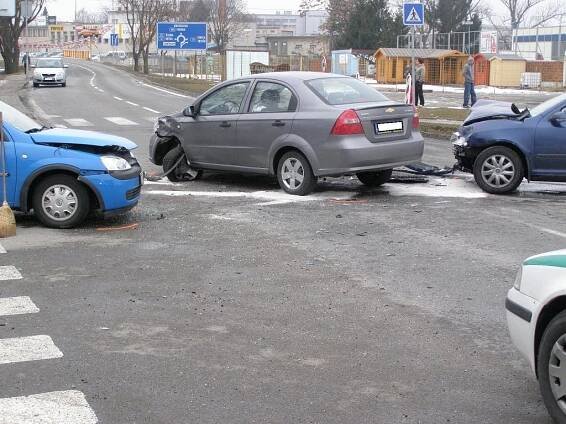 Nehoda troch vozidiel s tromi zranenými osobami | POŽÁRY.cz - ohnisko žhavých zpráv | hasiči aktuálně