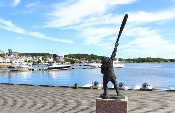 Statue of Ibsen's Terje Vigen in Grimstad