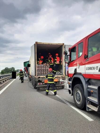Na dálnici D2 se srazily kamiony. Ve směru na Brno je zablokovaná