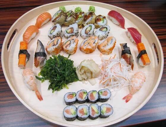 Velký sushi set s 31 kousky a salátem | Slevomat.cz