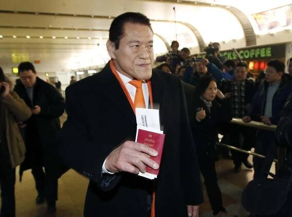 Memegang Paspor Antonio Inoki Wallpaper