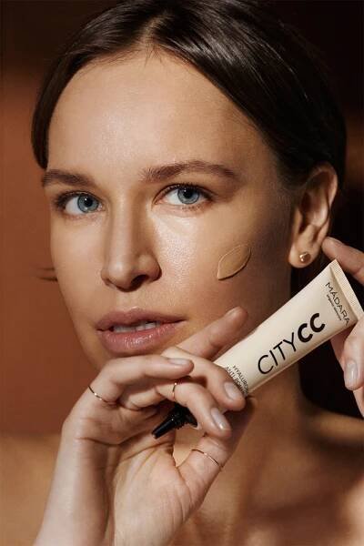 MÁDARA City CC CC Cream für ein einheitliches Hautbild SPF 15