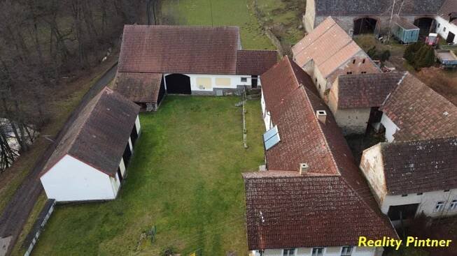 PRODEJ  uzavřeného statku v Jižních Čechách