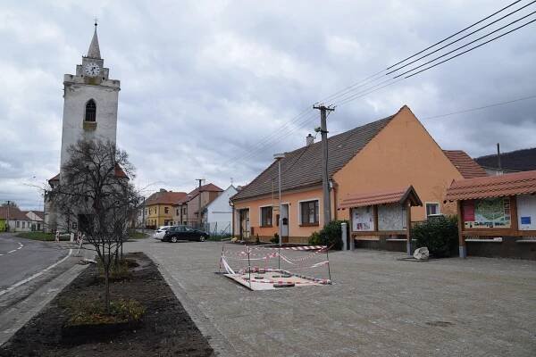 Věstonickou náves zdobí žulové kostky. Přibude i kašna ve tvaru nádrží