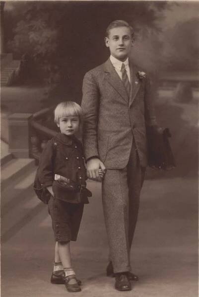 Začíná školní rok oba Hájkovi kluci jdou do školy . Bedřich poprvé. Josef  (15let) do II.A Obchodní akademie - 1926