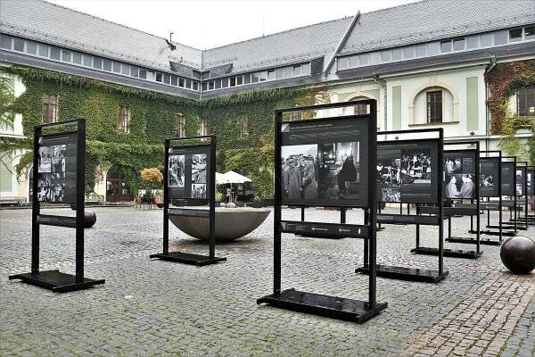 Výstava fotografií na nádvoří Zbrojnice Univerzity Palackého v Olomouci