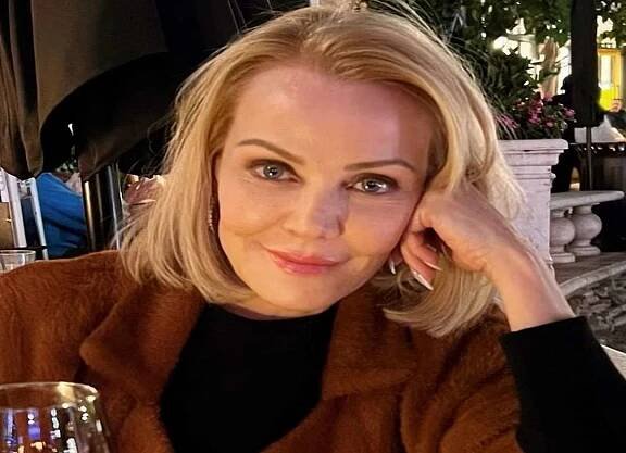 Gail O'Grady Biography, Age, Height, Husband - mrDustBin