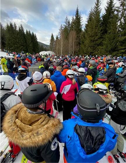 Polské skiareály jsou plné. Téměř nikdo tu nemá roušku, stěžuje si Čech