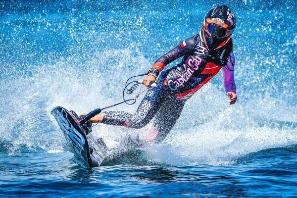 Martina Bravencová (25) – Jetsurfařka a podnikatelka, svobodná, ale má dlouhodobého přítele.