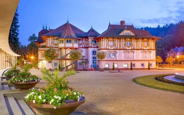 Lázně Luhačovice: 8 dní v Hotelu Jurkovičův dům **** se 7 procedurami, bazénem, polopenzí a pitnou kúrou