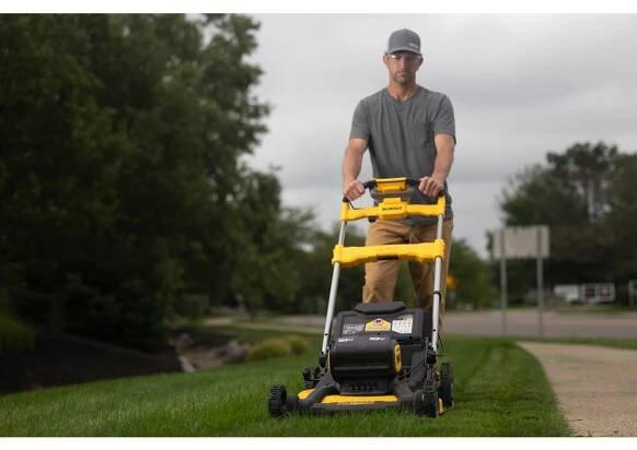 DeWALT DCMWSP156W2 18V Sekačka na trávu s pojezdem, 2x8Ah | Exkalibr.cz