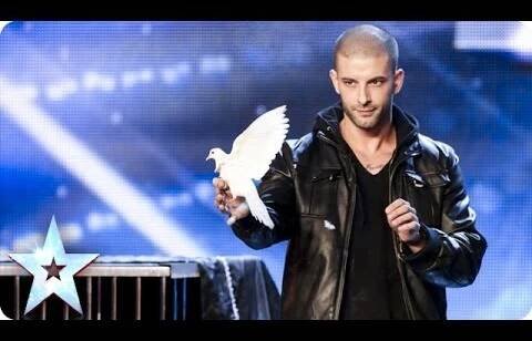 Úžasný iluzionista Darcy Oake - Británie má talent - Videacesky.cz