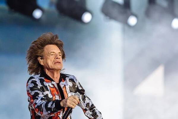 Recenze: Jagger královsky tančil, Richards řval jako lev. Rolling Stones unesli Prahu