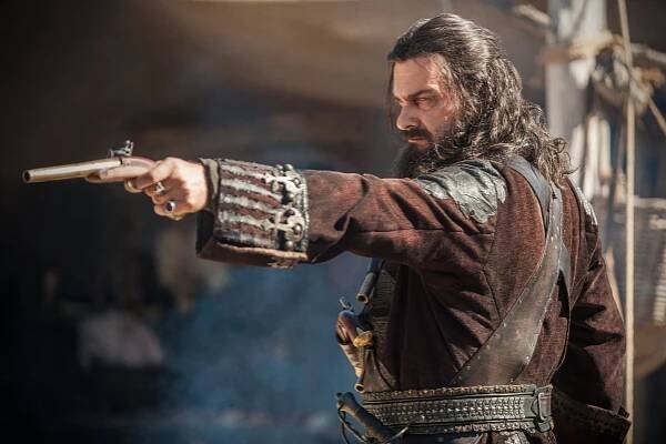Pod černou vlajkou - V zajetí - Z filmu - Ray Stevenson