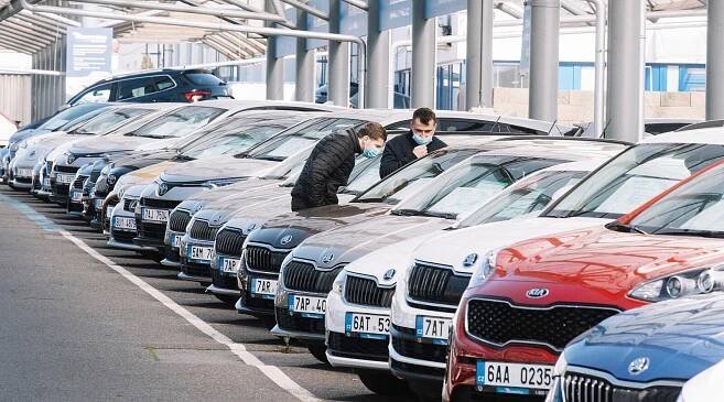Prodejci aut řeší, jak vydělat víc. Třeba na pravidelných poplatcích za funkce