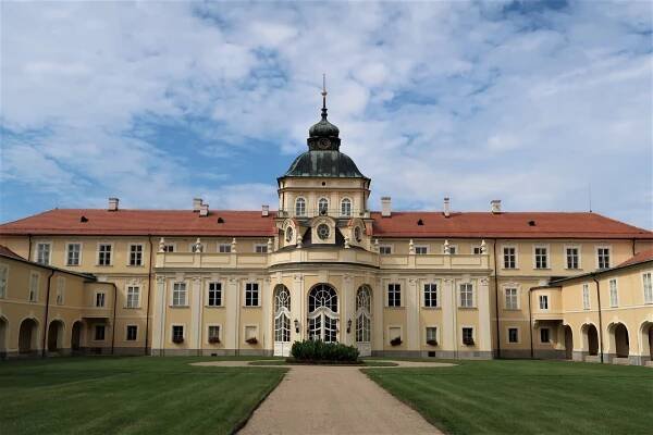 Poznejte zámek Hořovice a jeho proslulou Sluneční bránu