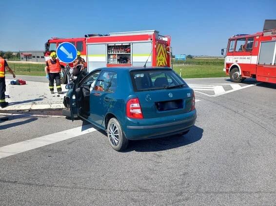 Vážná nehoda na hlavním tahu ze Znojma na Jihlavu. Pro motorkáře letěl vrtulník