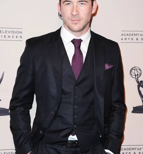 'Revenge's' Barry Sloane to Star in ABC's Alien Drama 'The Visitors'